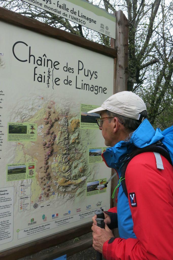 On voit mieux les Puys sur la carte que sur le terrain, avec cette petite bruine !!